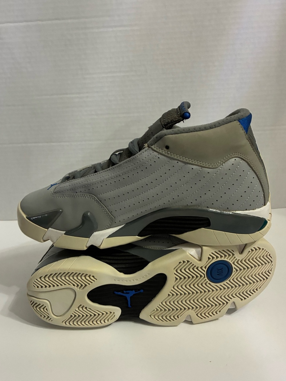 Jordan Men’s Low-Top Sneakers in Grey with Blue Jumpman - Picture 4 of 8